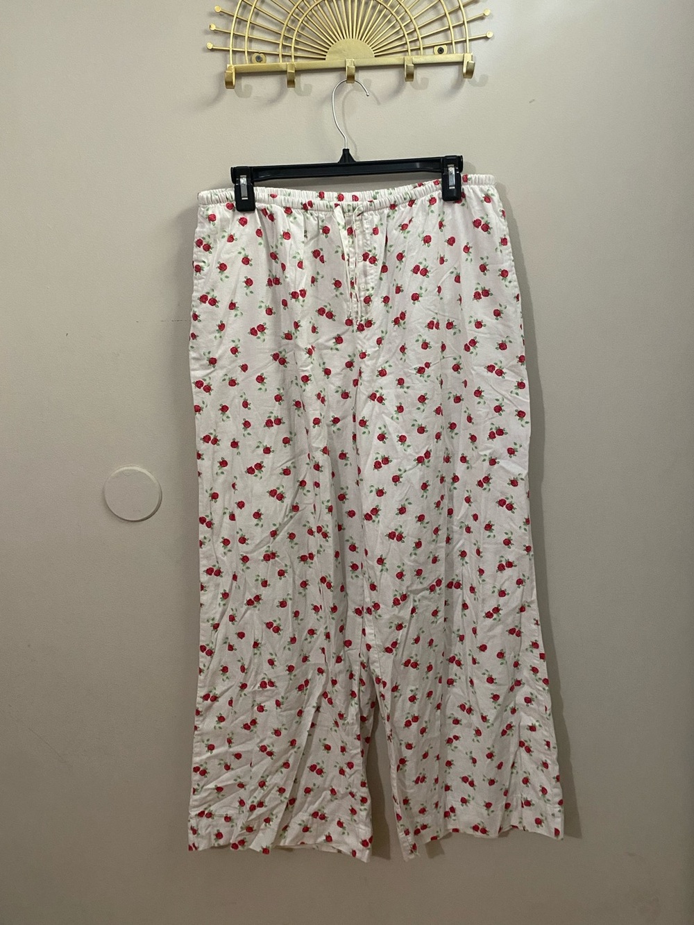 Colsie White Pants with Red Rose Print